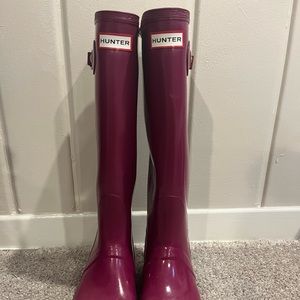 Hunter rain boots. Size 9. Comes with fleece liners and shearing insoles